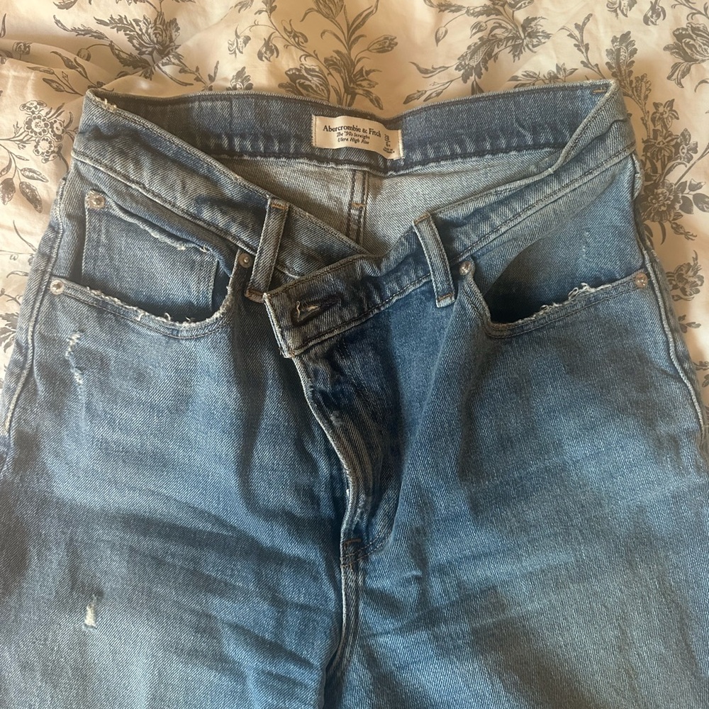 Abercrombie & Fitch Women’s The ‘90s Straight Ultra High Rise Blue Jeans